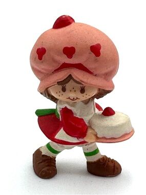 American Greetings Strawberry Shortcake Mini Figure 1982 carrying cake